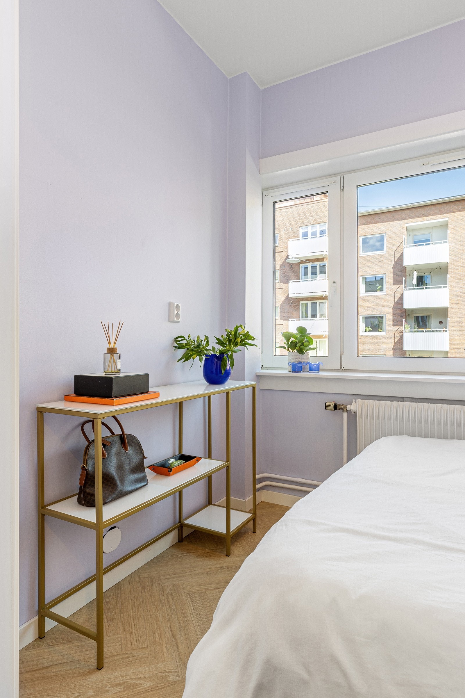 Ved siden av soverommet er det ent godt innredet walk-in Galleribilde