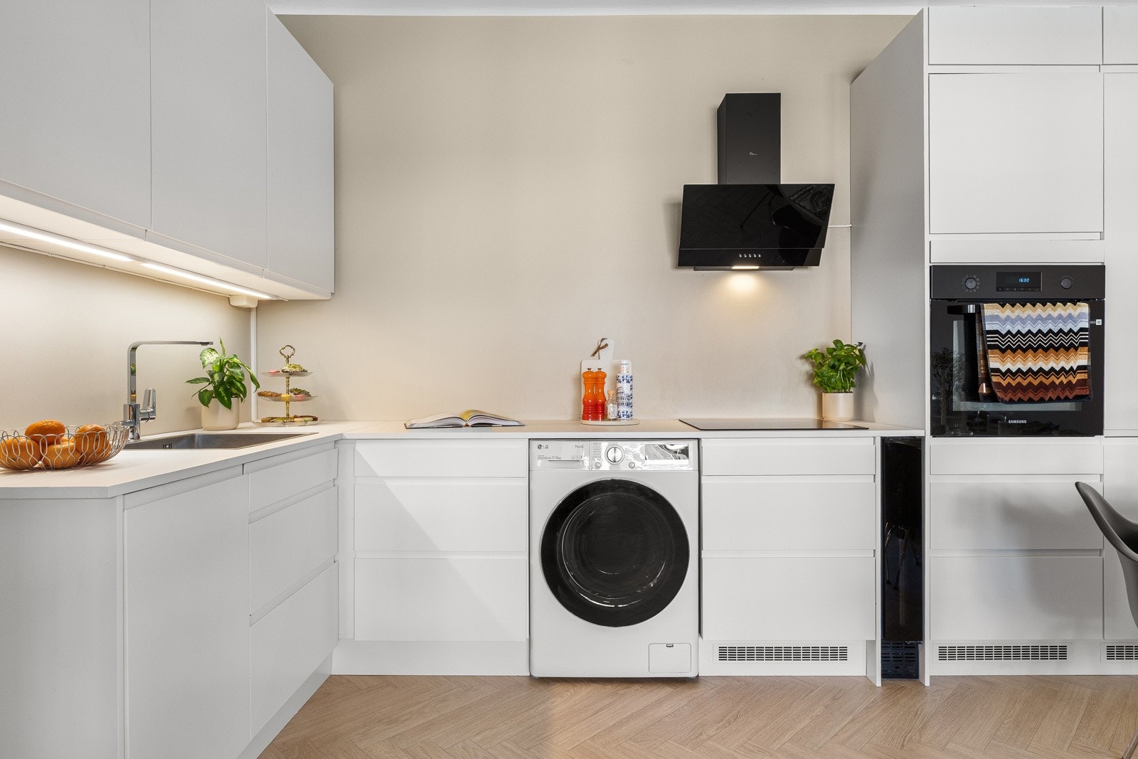 Godt med både skap- og benkeplass Galleribilde