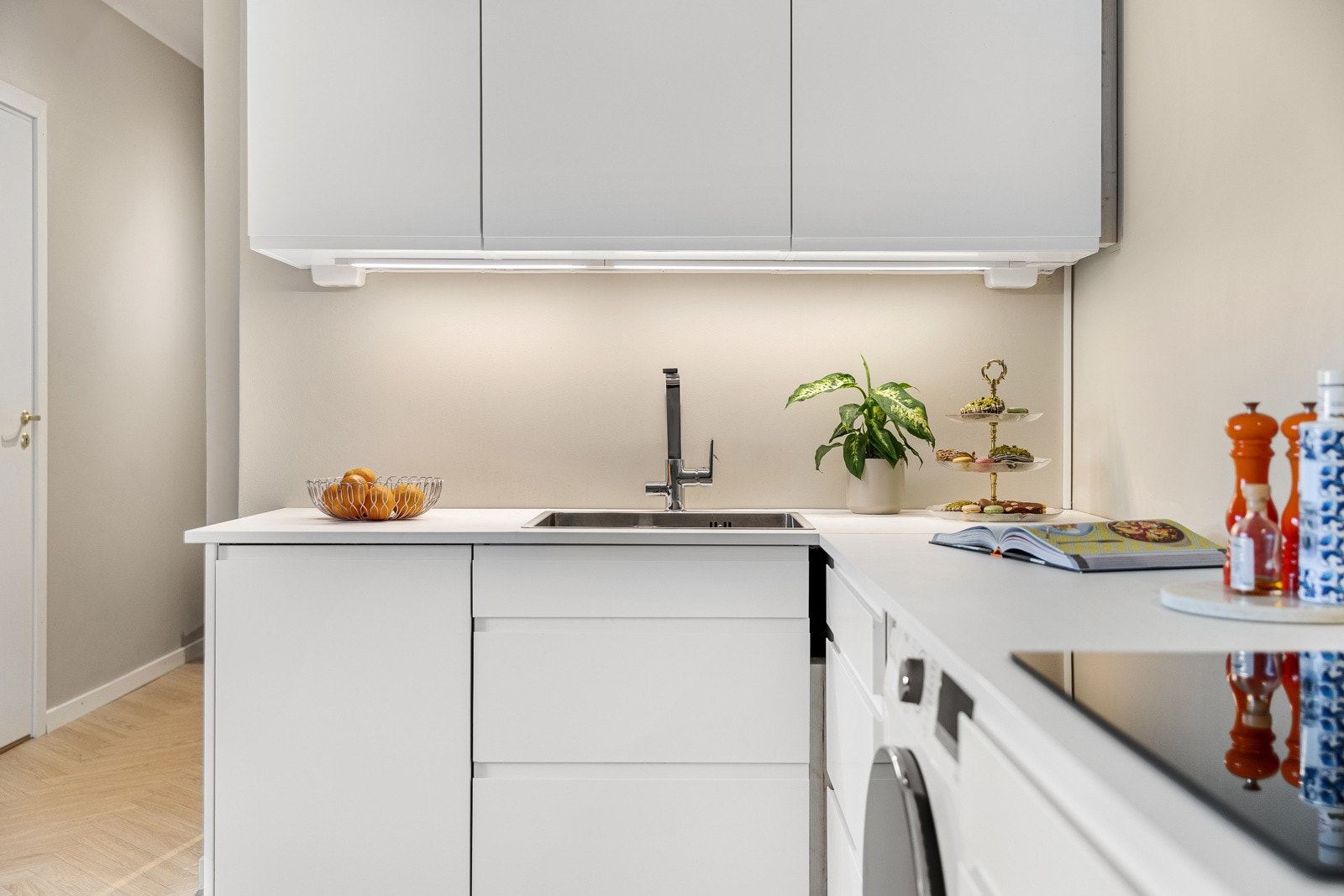 Integrerte hvitevarer inkludert vinskap og oppvaskmaskin, samt vaskemaskin Galleribilde