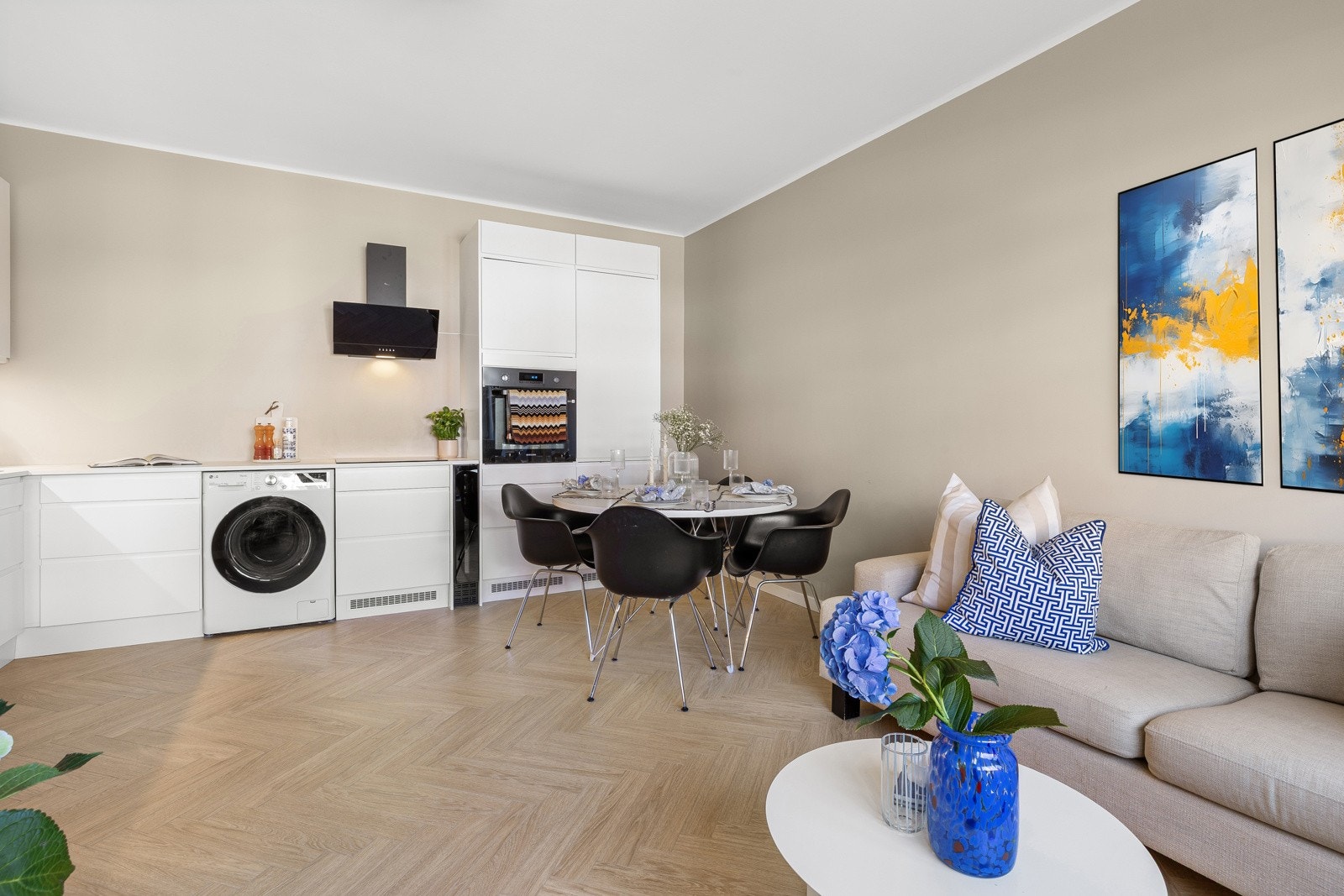 Leiligheten ble pusset opp i 2023 og holder en flott og gjennomgående uttryk med fine detaljer Galleribilde