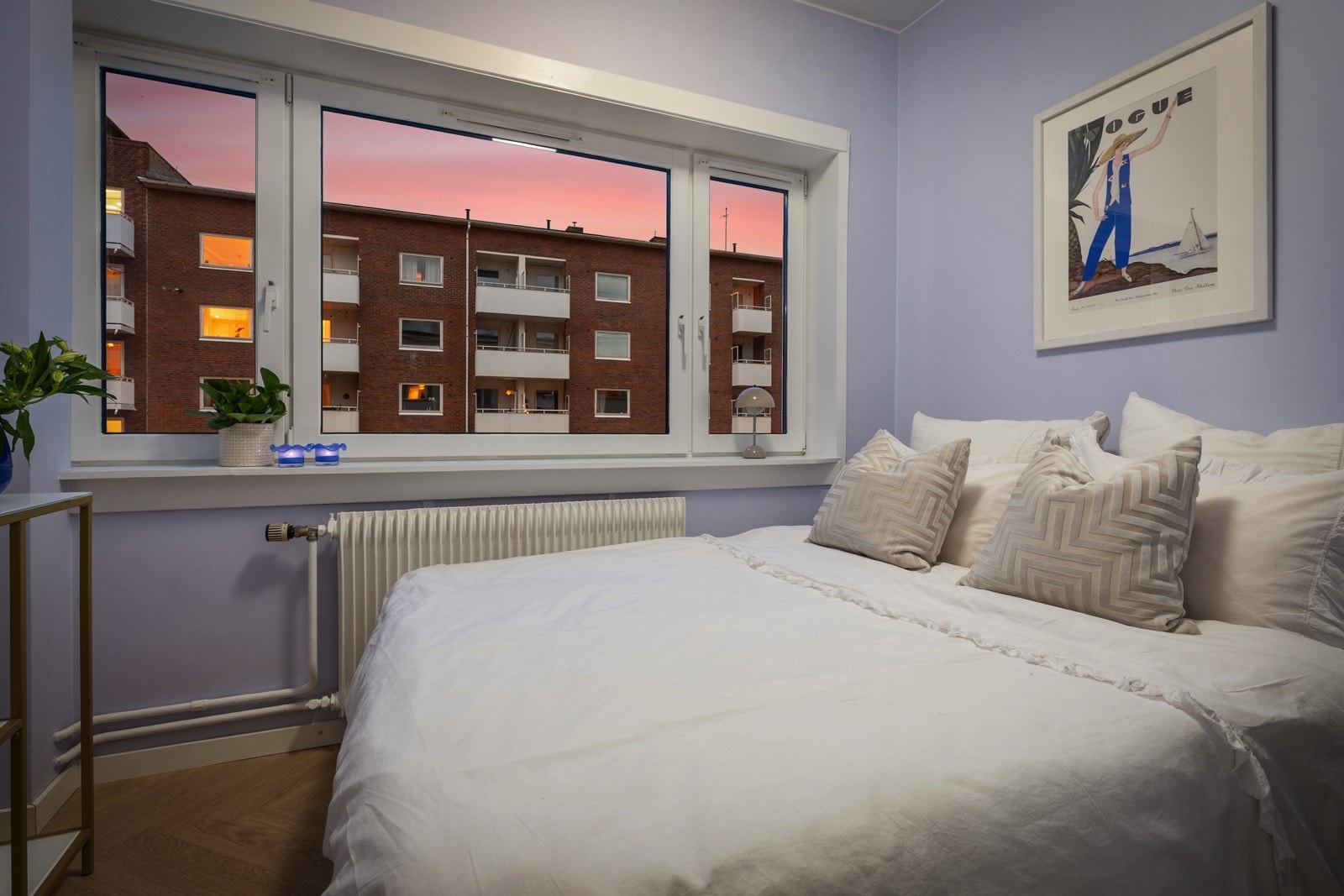 Flott soverom som er holdt i pene farger Galleribilde