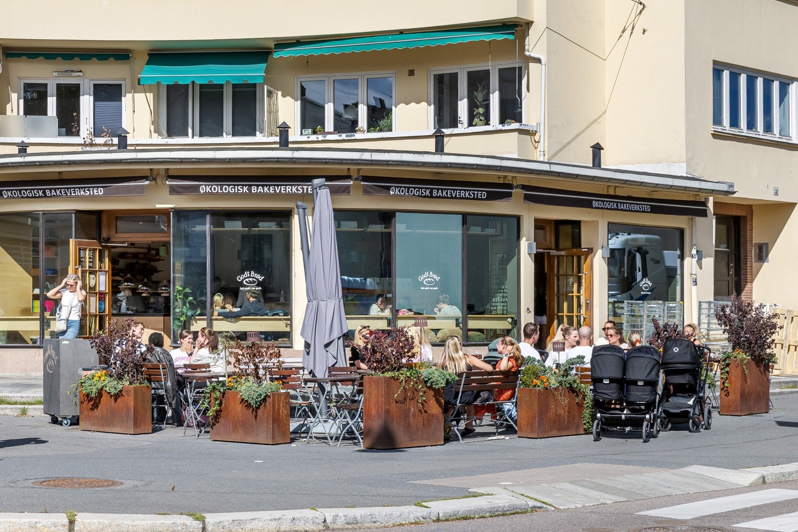 Her bor du også i nærhet til populære handlegater, kafeer, shoppingsentre, uteliv, utdanningstilbud, samt god offentlig kommunikasjon Galleribilde