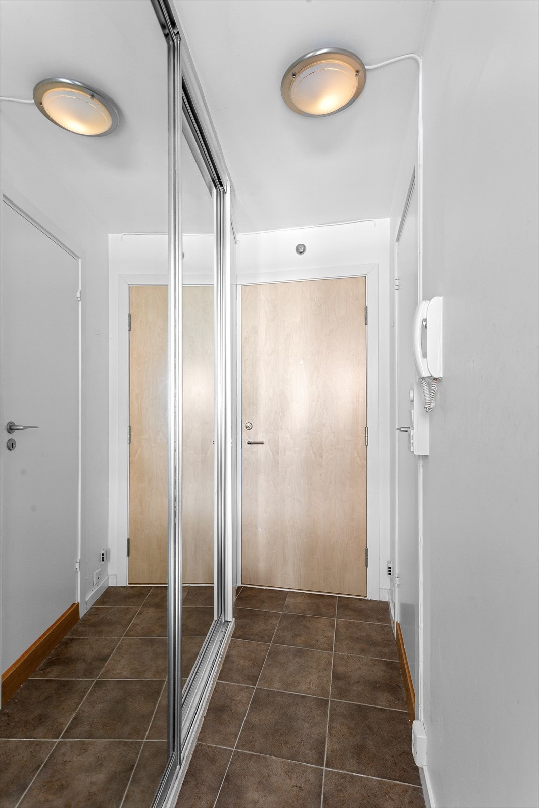 Entré med dørcallinganlegg som har åpnerfunksjon Galleribilde