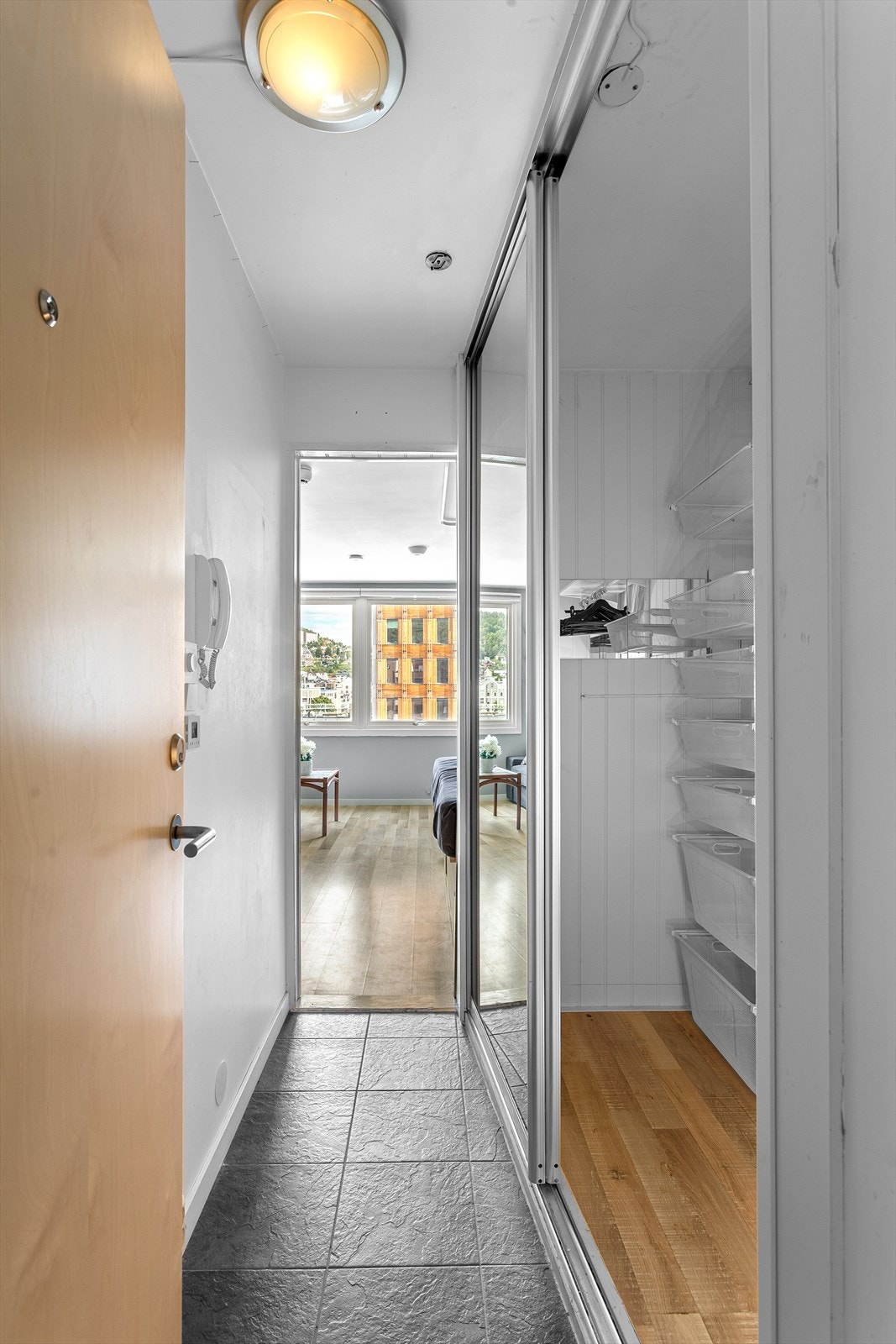 Entré med skyvedørsgarderobe med speilfronter Galleribilde