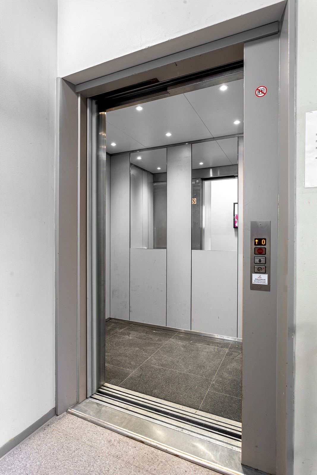 Felles inngangsparti med videre heis- og trappeadkomst til leilighetens etasjeplan (3. etasje - 2. boligetasje) Galleribilde