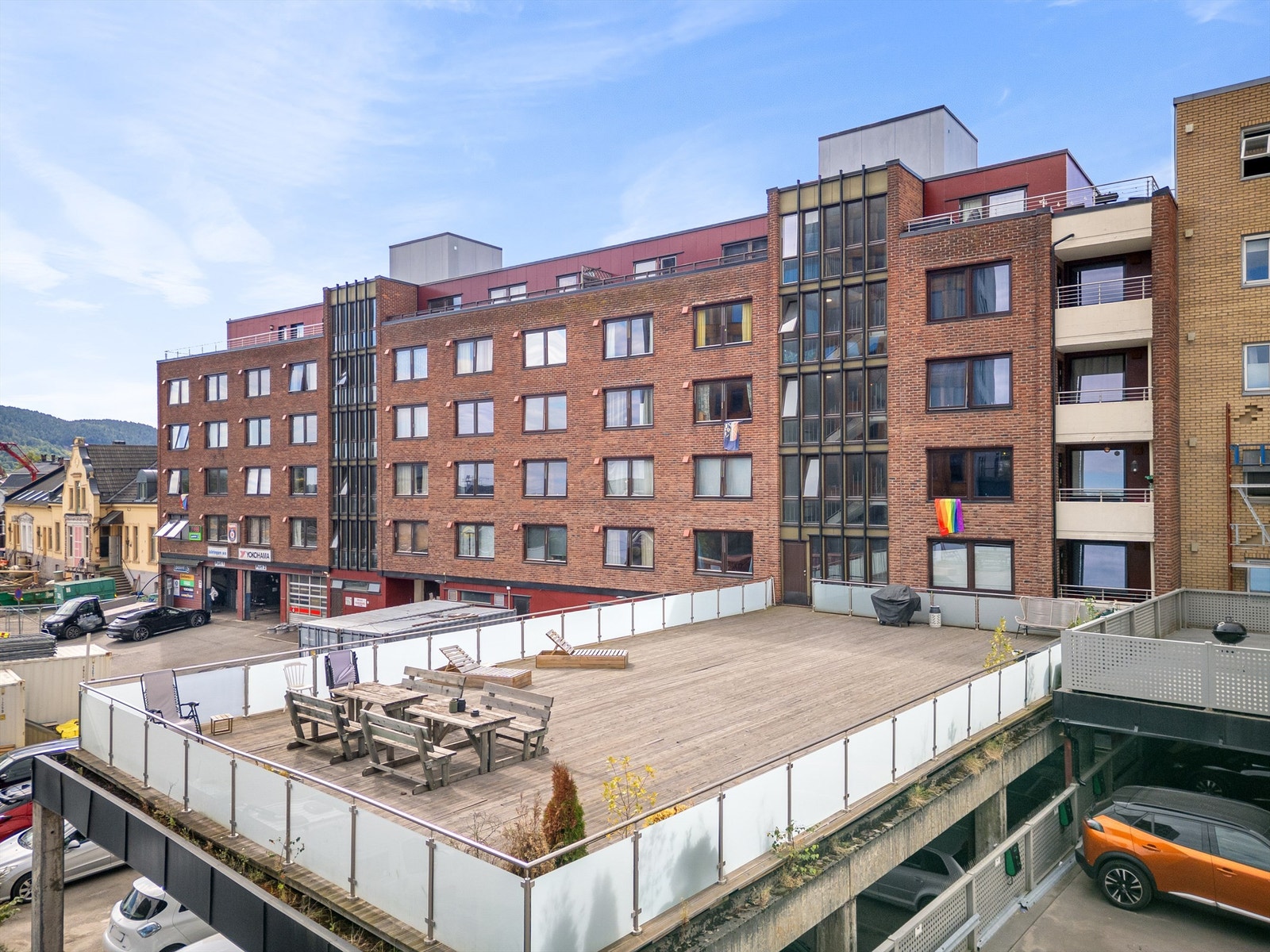 Beboere har tilgang til en stor felles takterrasse med sittemøblement og felles grill Galleribilde