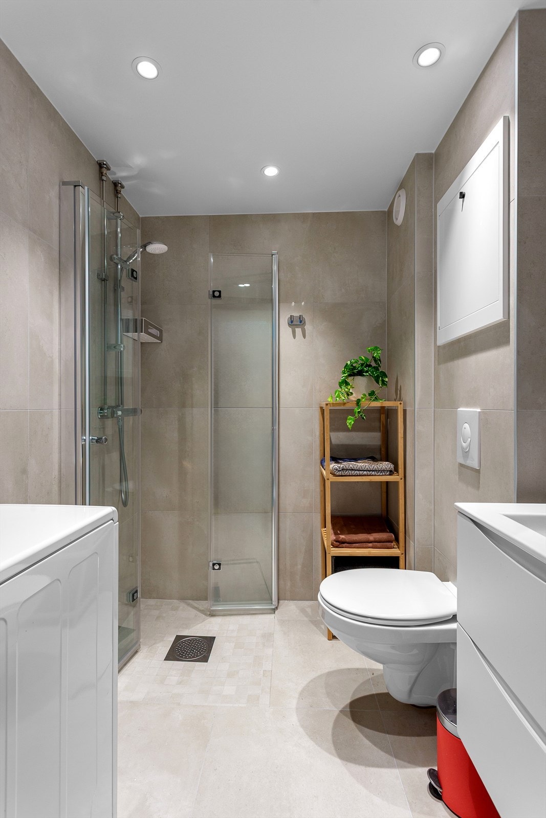 Lyst og pent bad som ble rehabilitert i 2025 - Badet har dusjhjørne, gulvvarme og opplegg for vaskemaskin Galleribilde