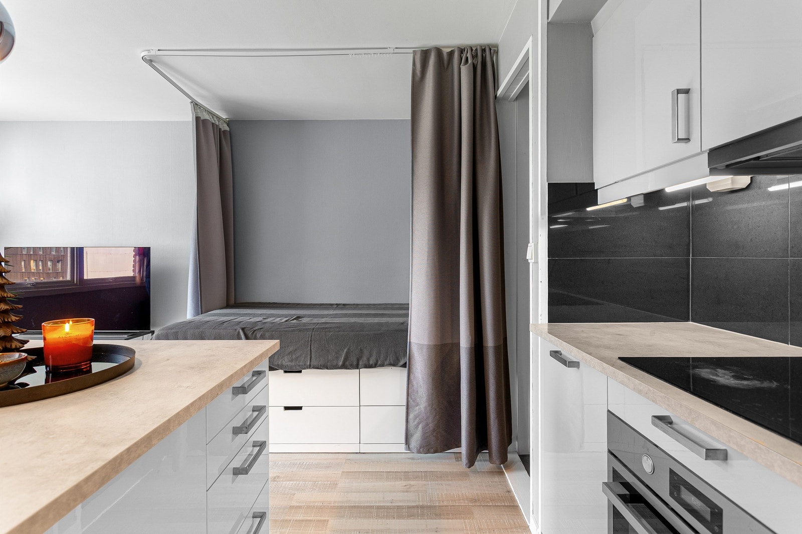 Laminat på gulv, malte vegger og malt himling Galleribilde