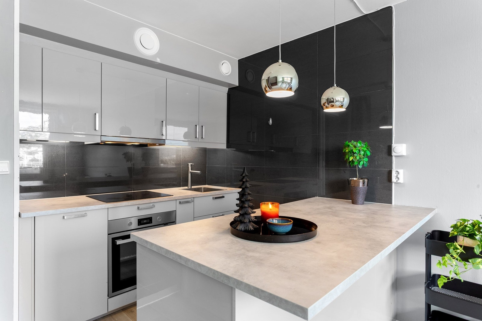 Tilsvarende utførelse på en praktisk kjøkkenhalvøy med barløsning Galleribilde