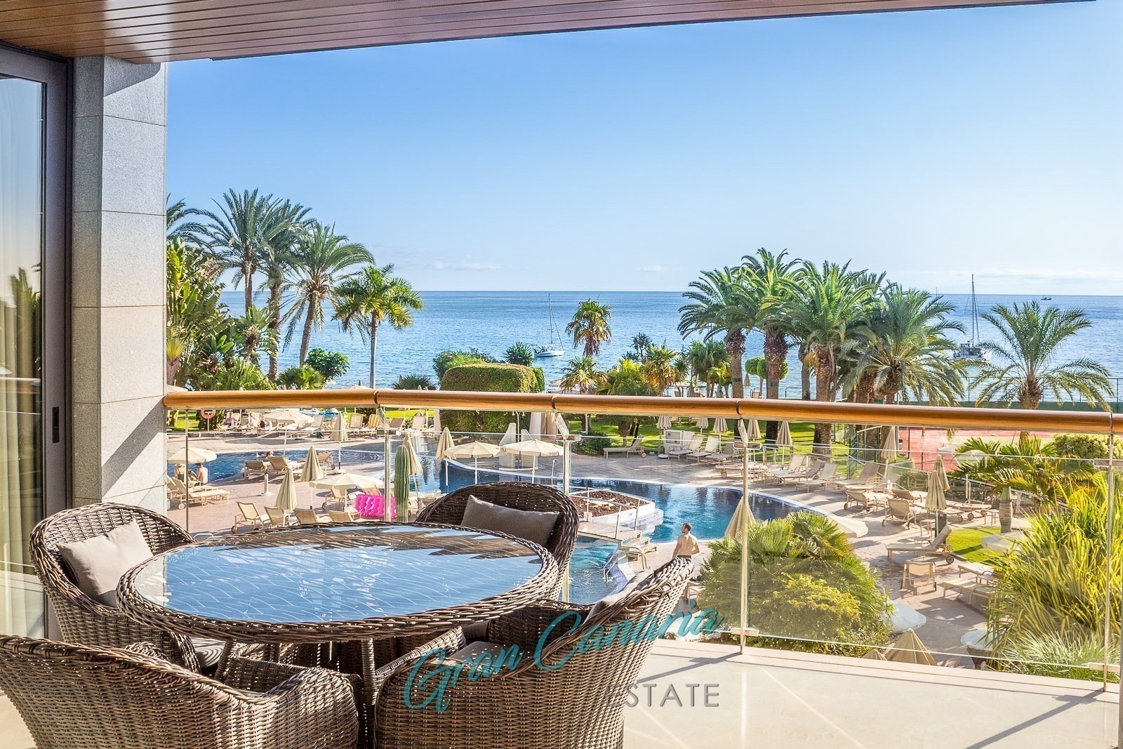 God spiseplass med plass til 6 personer rundt bordet på terrassen Galleribilde