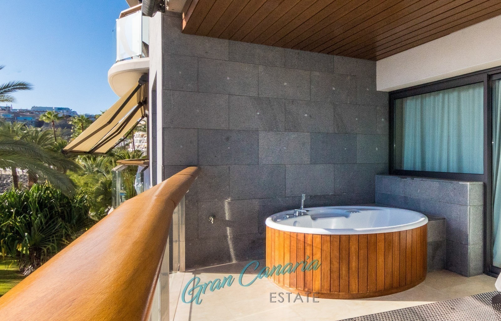 Plass til 2 voksne personer i jacuzzien på terrassen Galleribilde