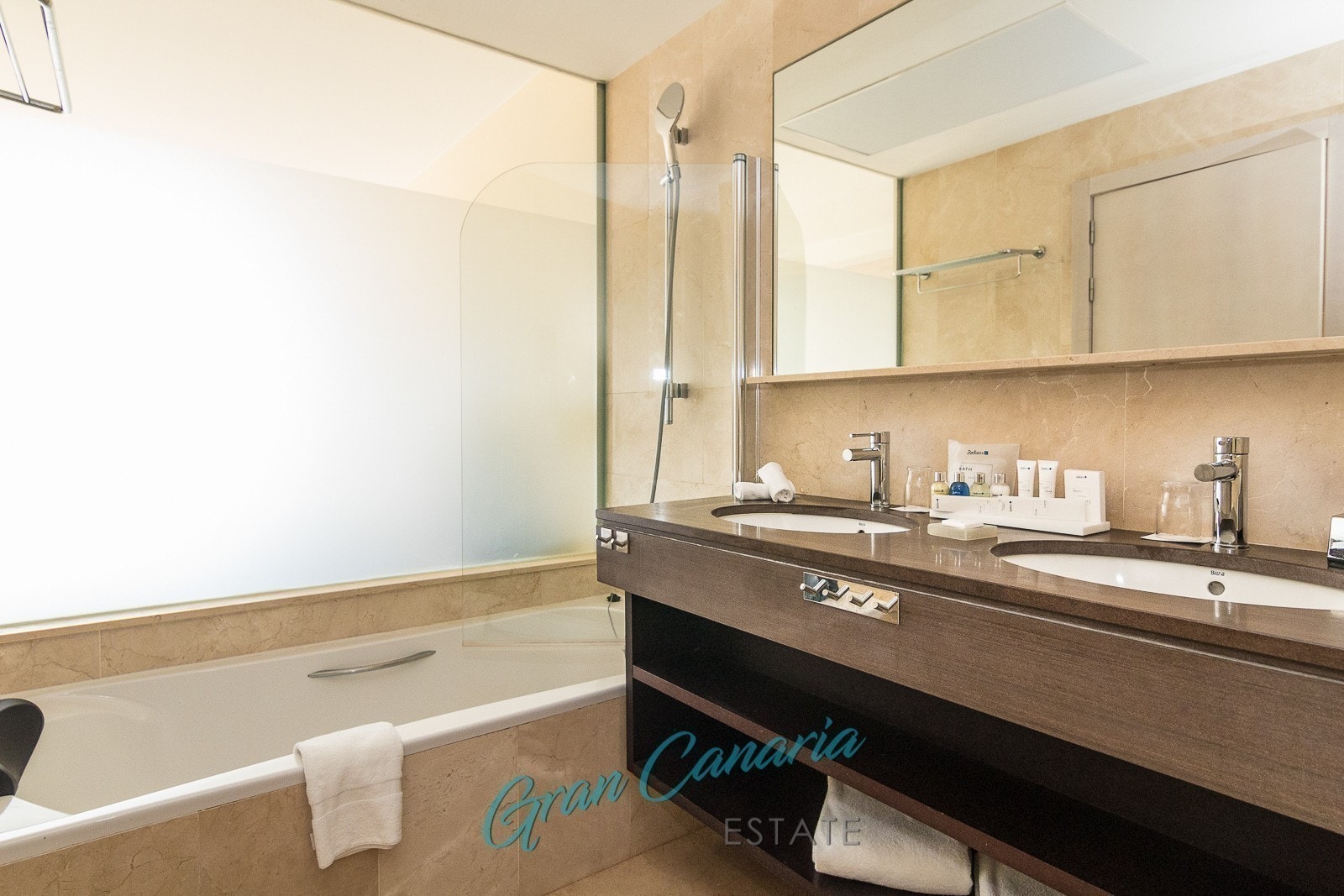 Leiligheten har 2 baderom med varmekabler i gulv Galleribilde