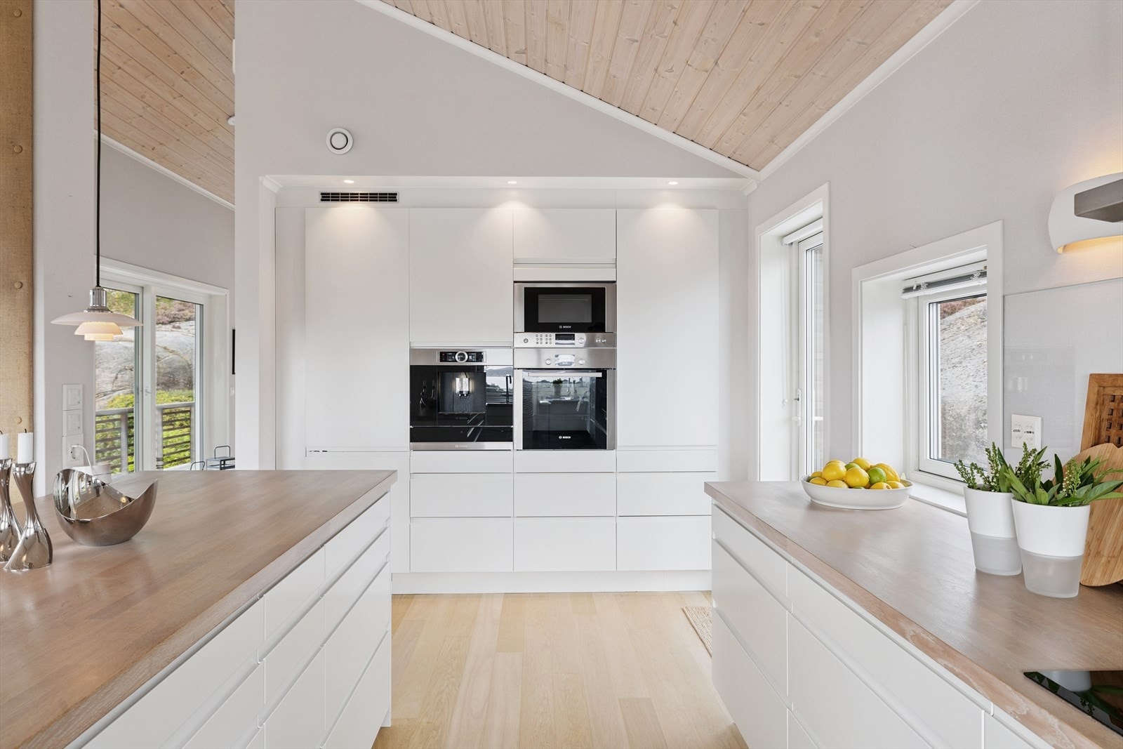 Stilfullt kjøkken med integrerte hvitevarer som kaffemaskin, varmeskuffe etc Galleribilde