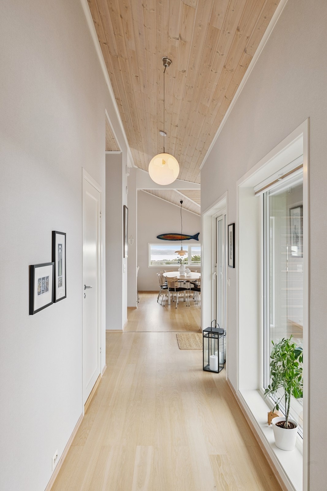 Mellomgang mellom kjøkken/stue 1 og stue 2 med utgang til hage Galleribilde