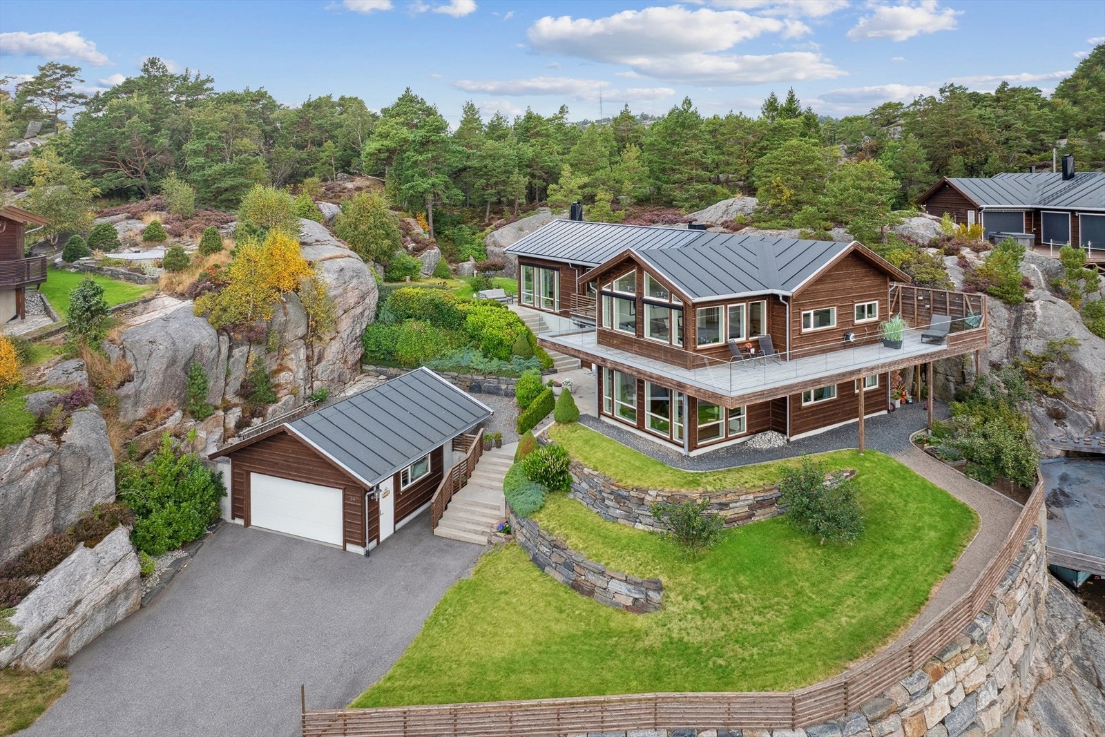 Gjennomgående høy bygningsmessig kvalitet med parkemessige utenomhusområder med bl. natursteinsmurer Galleribilde