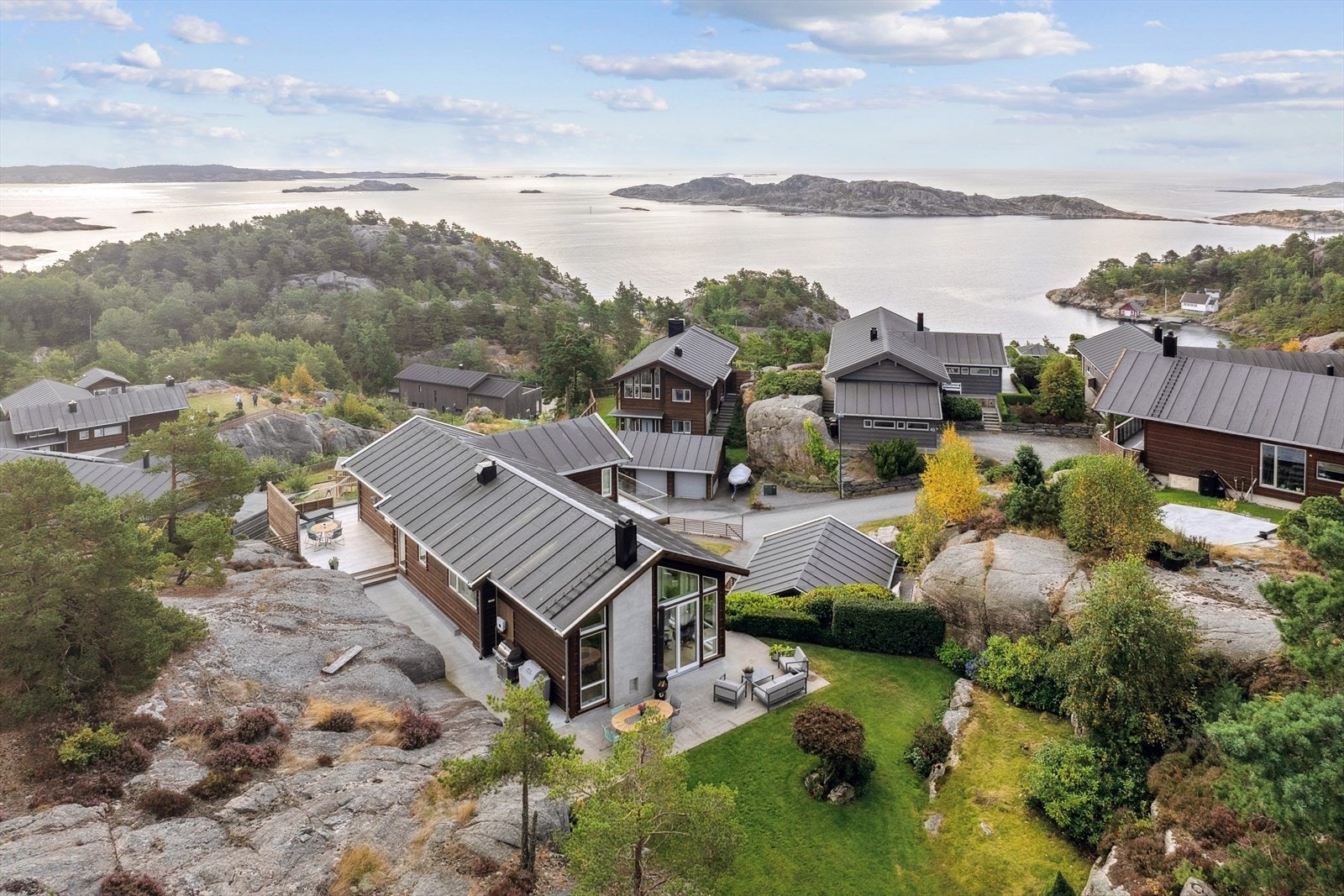 Eiendommen ligger høyt og luftig med mange fine soner i hagen. Prangende havutsikt Galleribilde