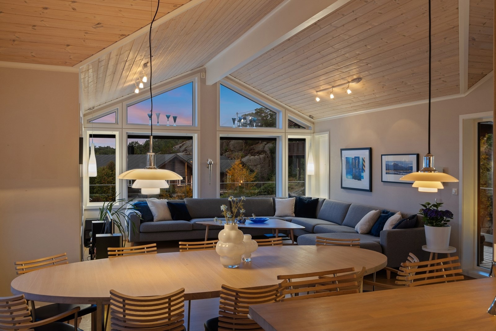 Del av stue, god himlingshøyde, store glassformater Galleribilde