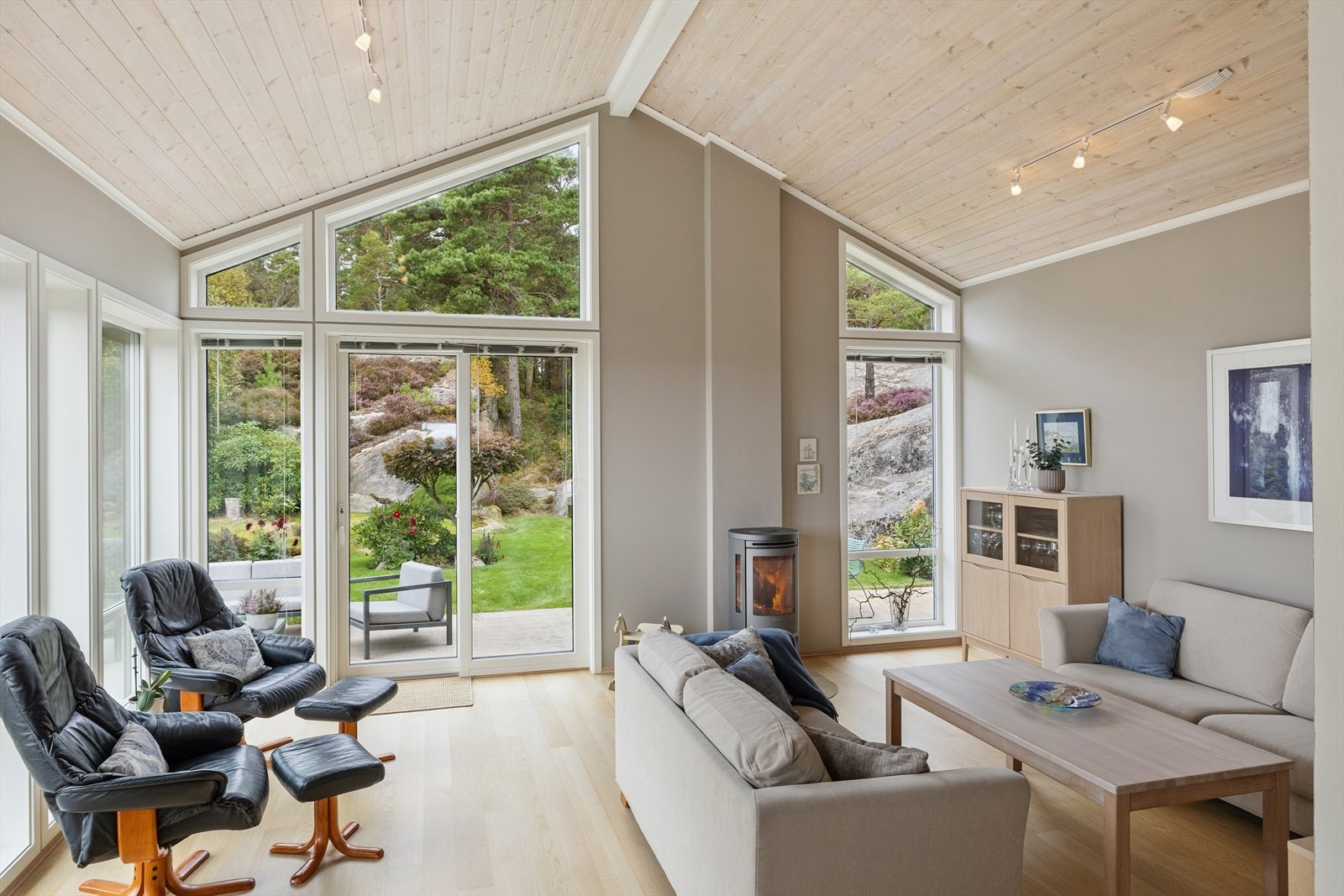 Stue 2 med perisovn, vannbåren gulvvarme og utgang til hage og terrasse via heve skyvedør Galleribilde