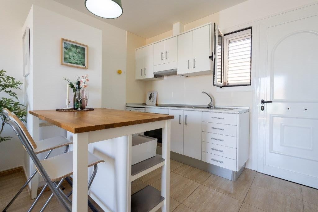 Oppvaskmaskin, koke/steke topp, komfyr og kjøl/frys Galleribilde