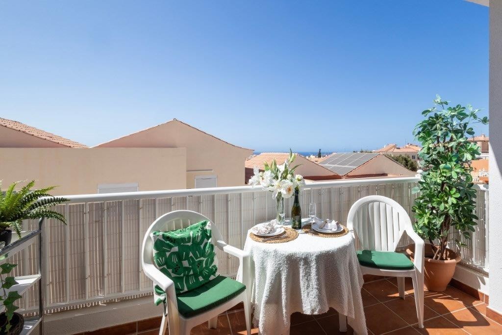 Hyggelig terrasse som er syd-vest vendt mot havet Galleribilde