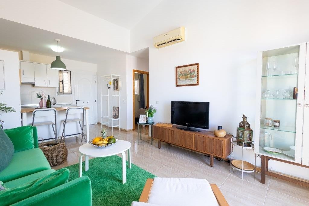 God plass foran TV. I bakkant er det dør in mot 2 soverom og et moderne bad Galleribilde