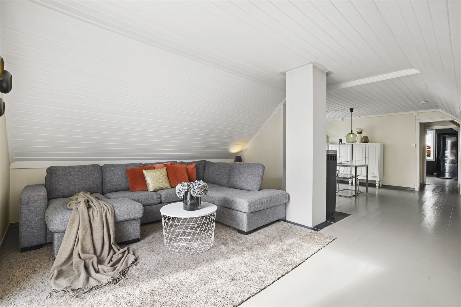 Stuen har en fin planløsning med to soner - en del for sofa og en for spisestue Galleribilde