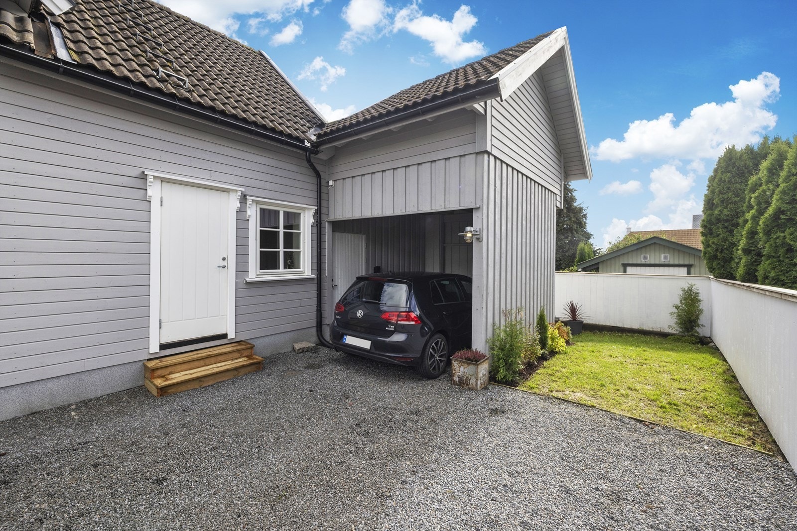 Ved siden av carport er det stor utebod med god plass til lagring. Galleribilde