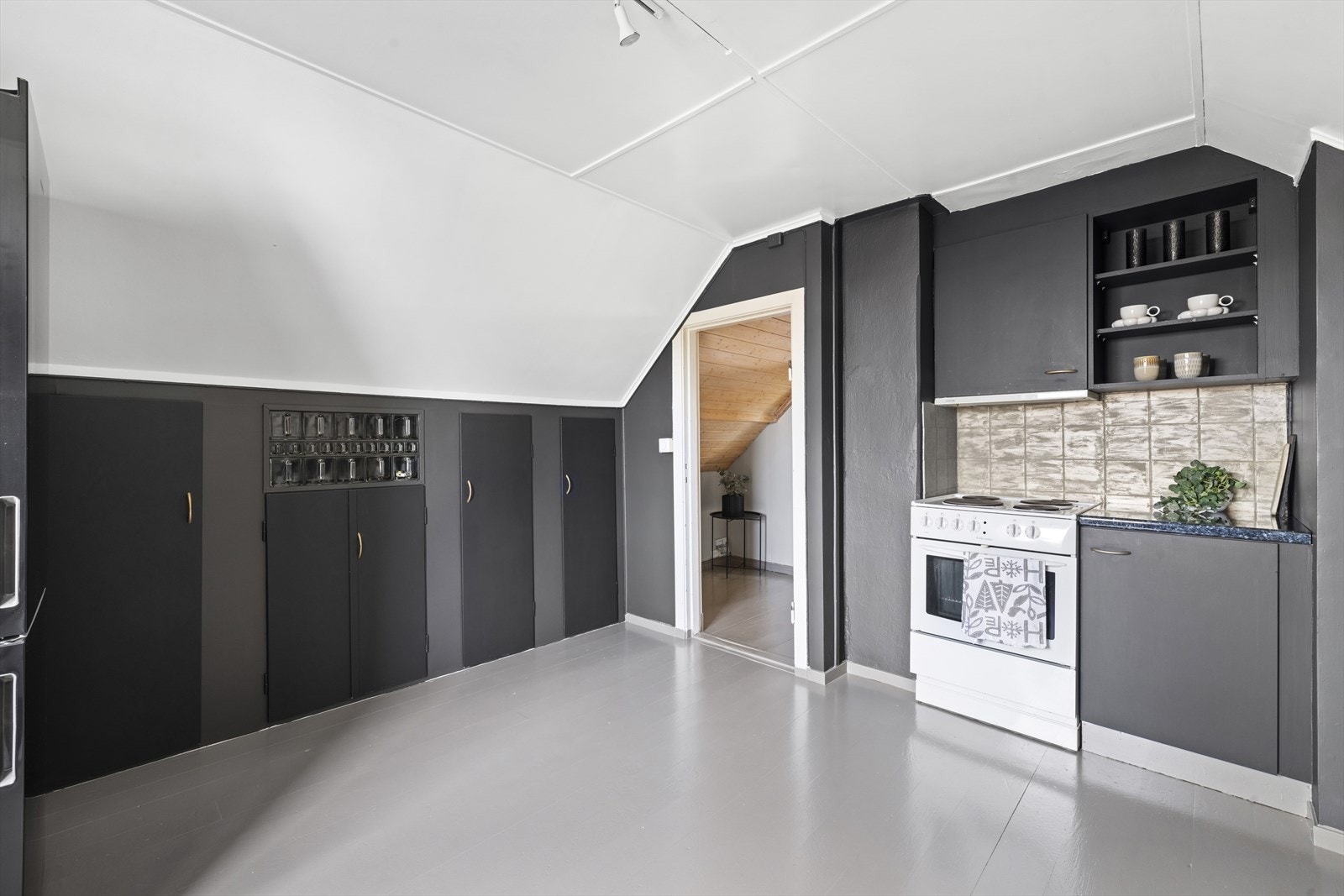 Kjøkkenet har mange store kjøkkenskap med god lagringsplass Galleribilde