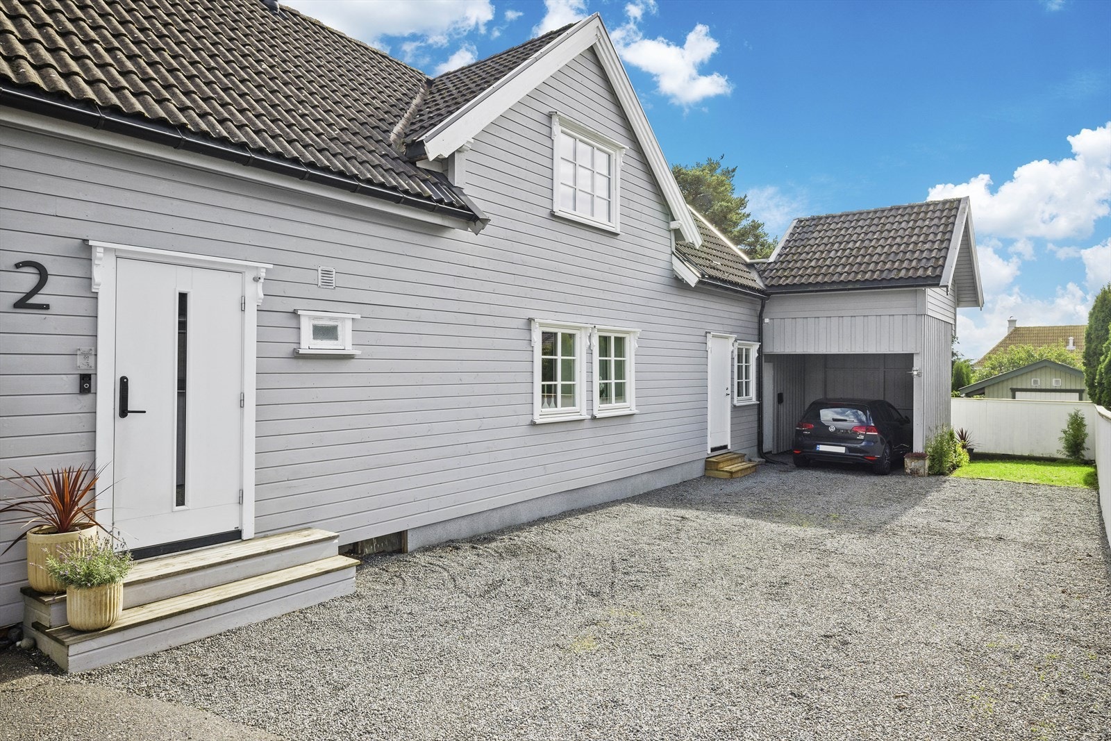 Stor gårdsplass med god plass til parkering. Carport under takterrasse. Galleribilde