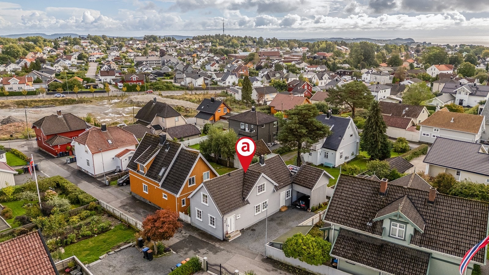 Sjarmerende enebolig med fin beliggenhet sentralt på Nanset i rolig gate uten gjennomgangstraffikk. Galleribilde