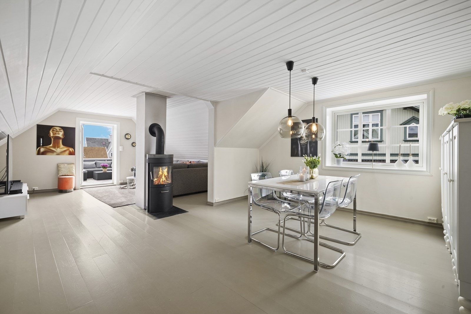 Romslig stue/spisestue med hyggelig peisovn Galleribilde