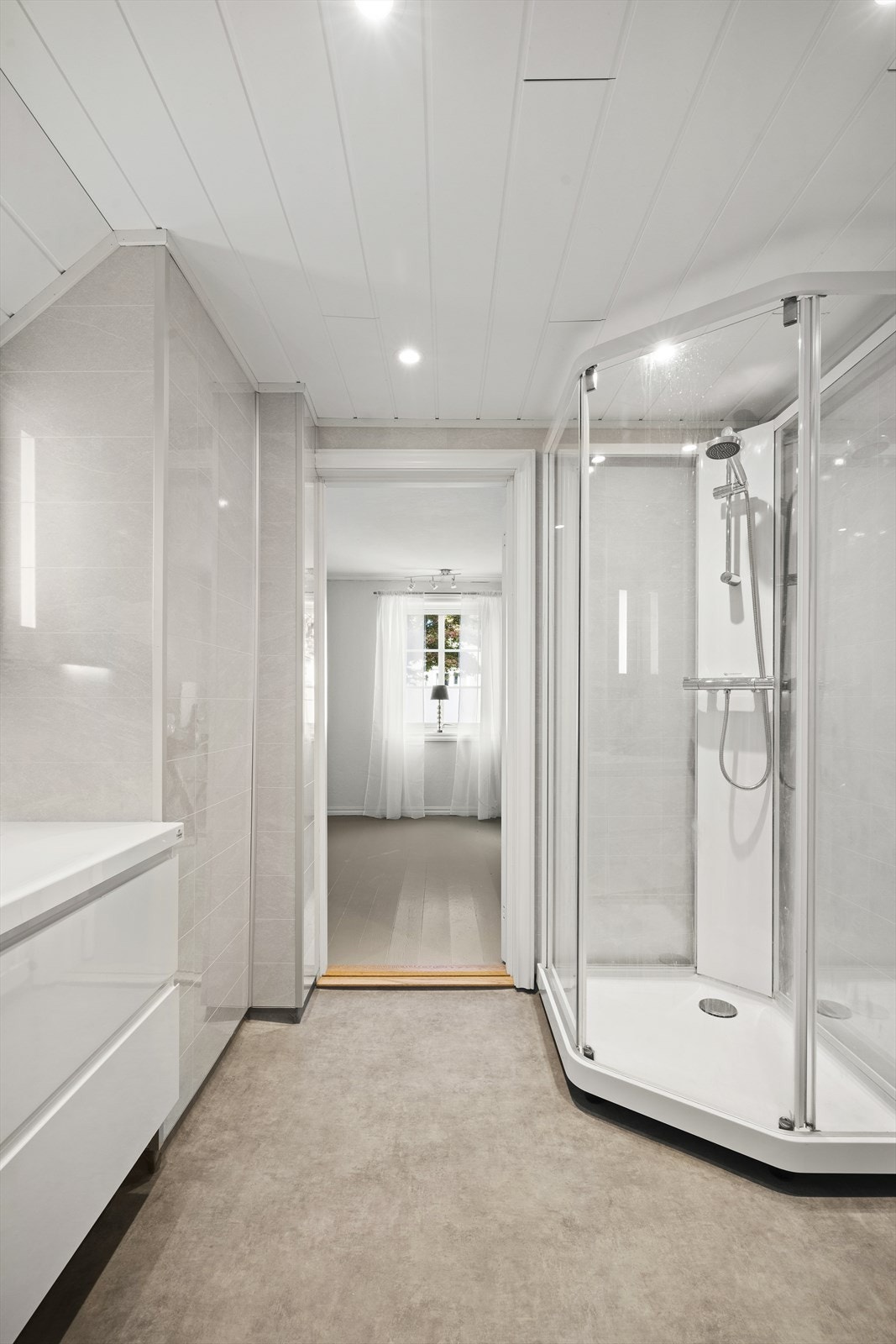 Badet har våtromsplater på vegger og gulvbelegg på gulv. Galleribilde