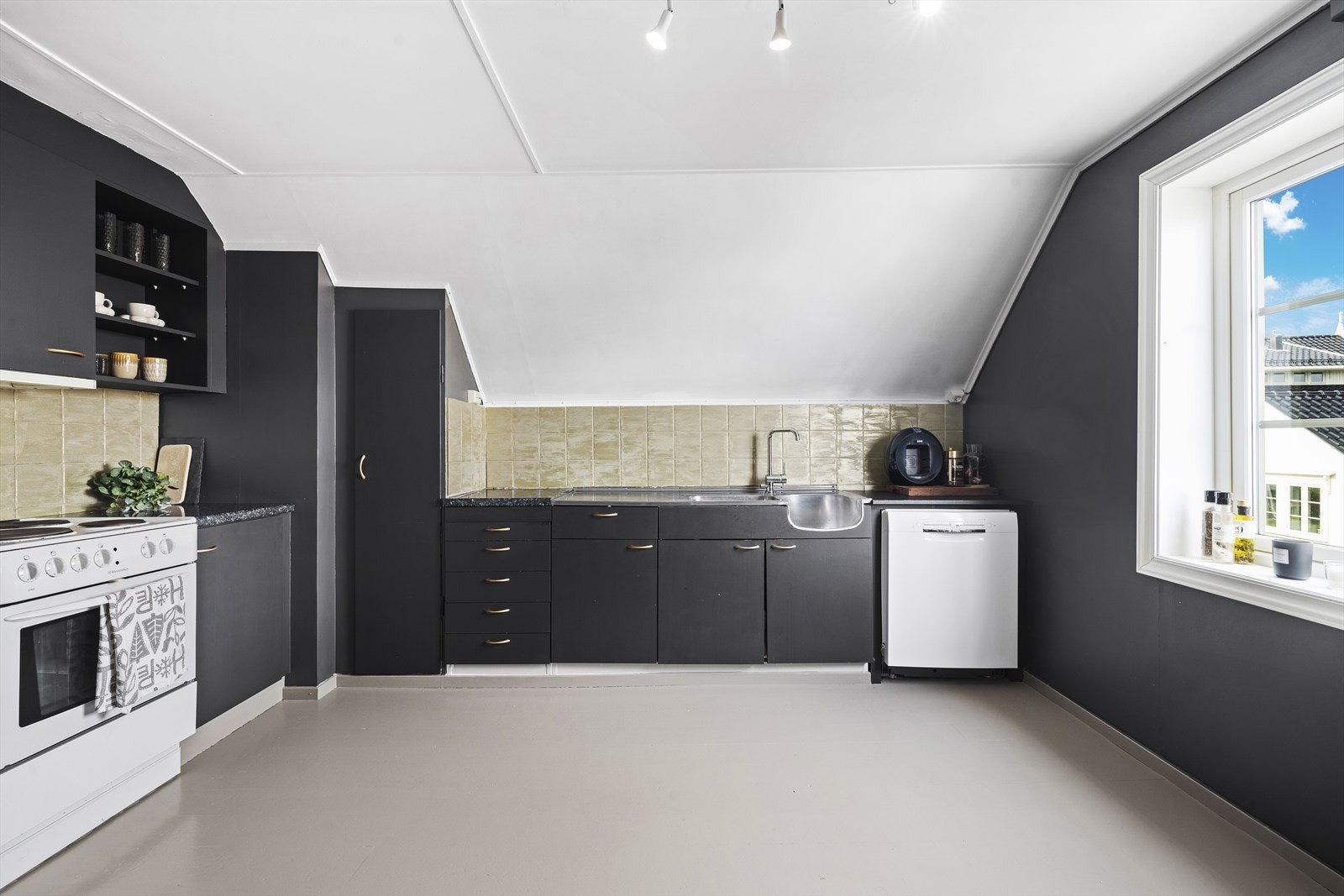 Oppvaskmaskin og komfyr kan medfølge i handelen. Galleribilde