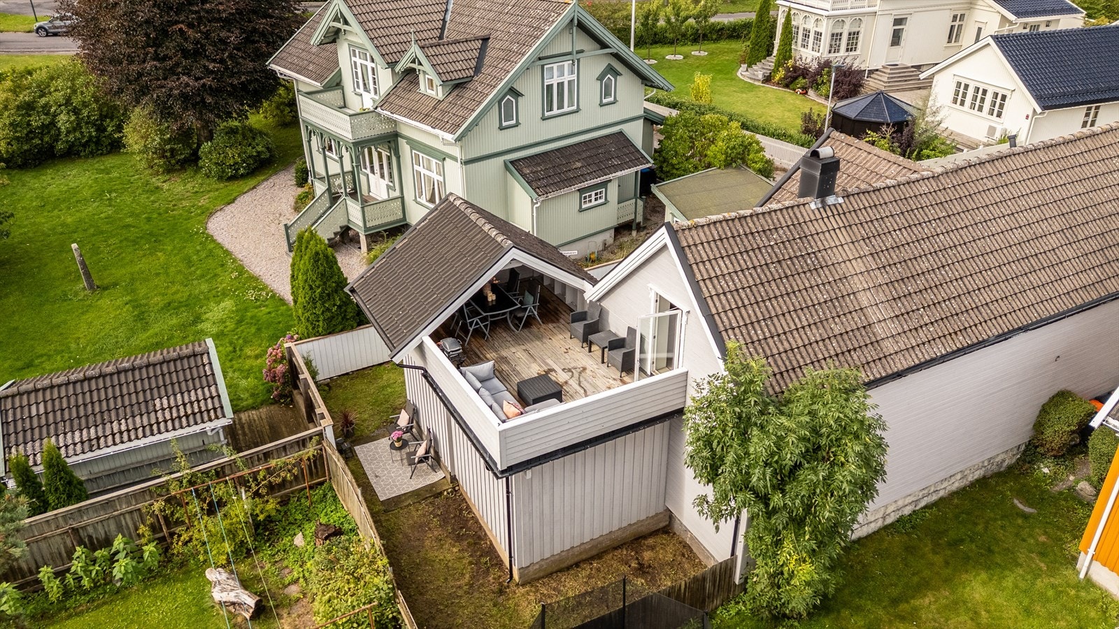 Dronefoto som viser takterrasse og hage Galleribilde