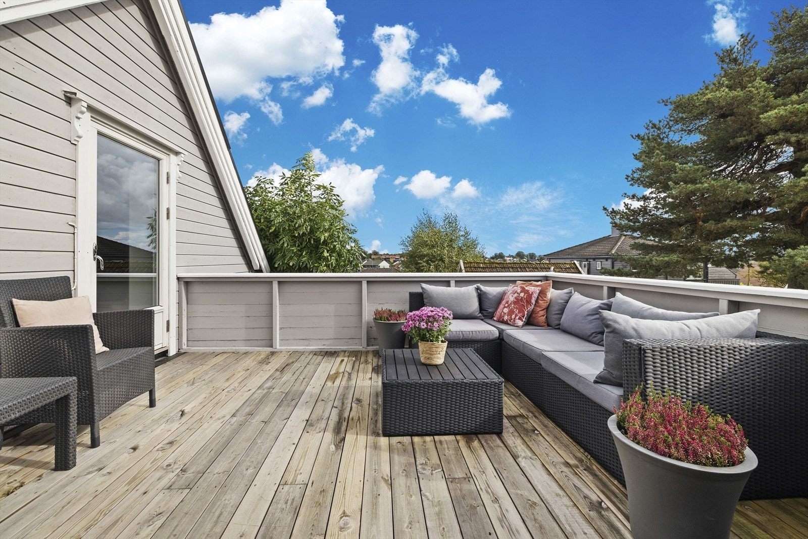 Fra takterrassen er det flott utsyn over bebyggelsen på Nanset Galleribilde