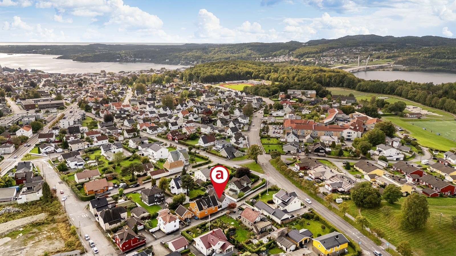 Det er kort avstand til Bøkeskogen med flotte turområder. Kort vei til både sjøen og til Farris Galleribilde