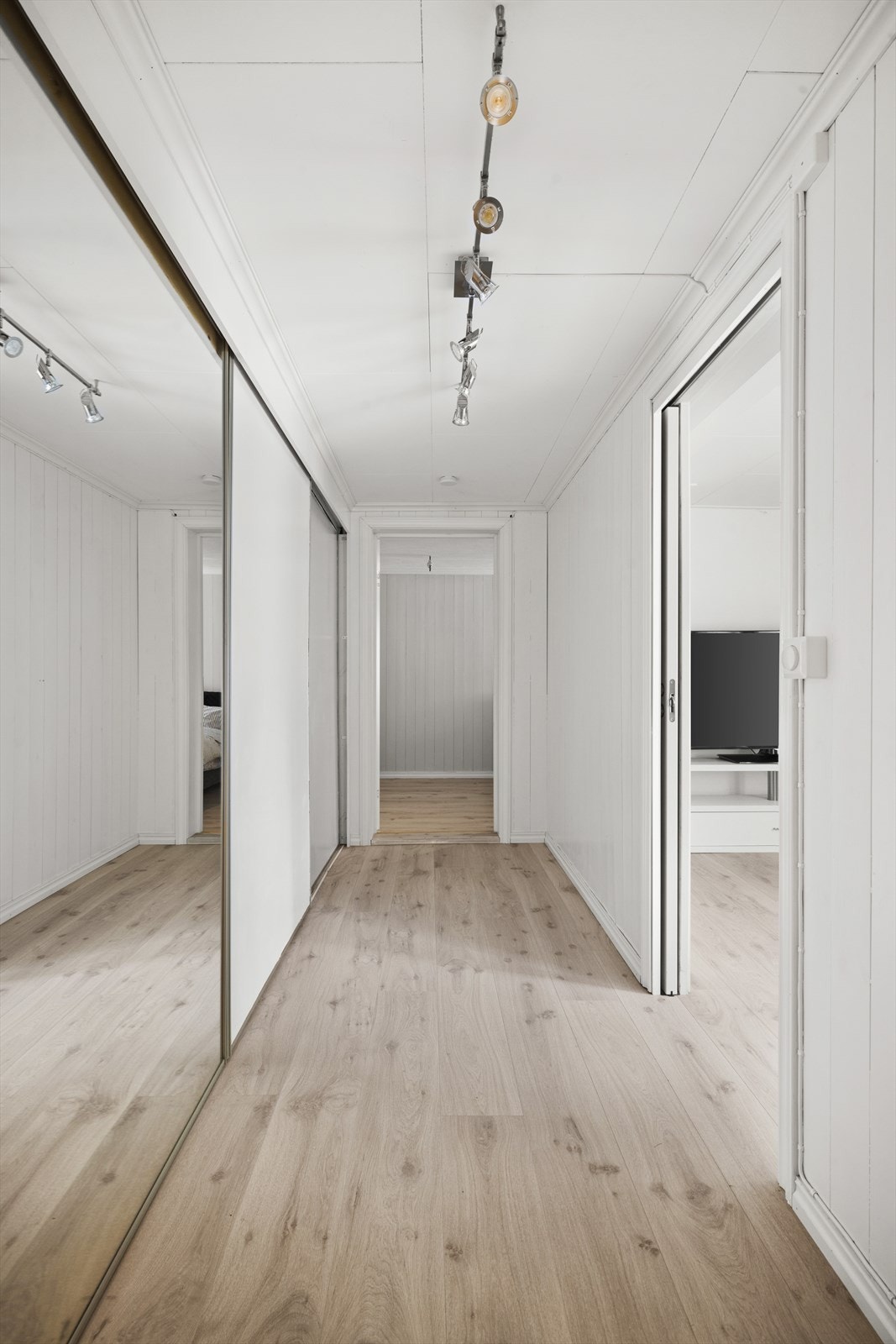 Soveromsgang med stor skyvedørsgarderobe Galleribilde