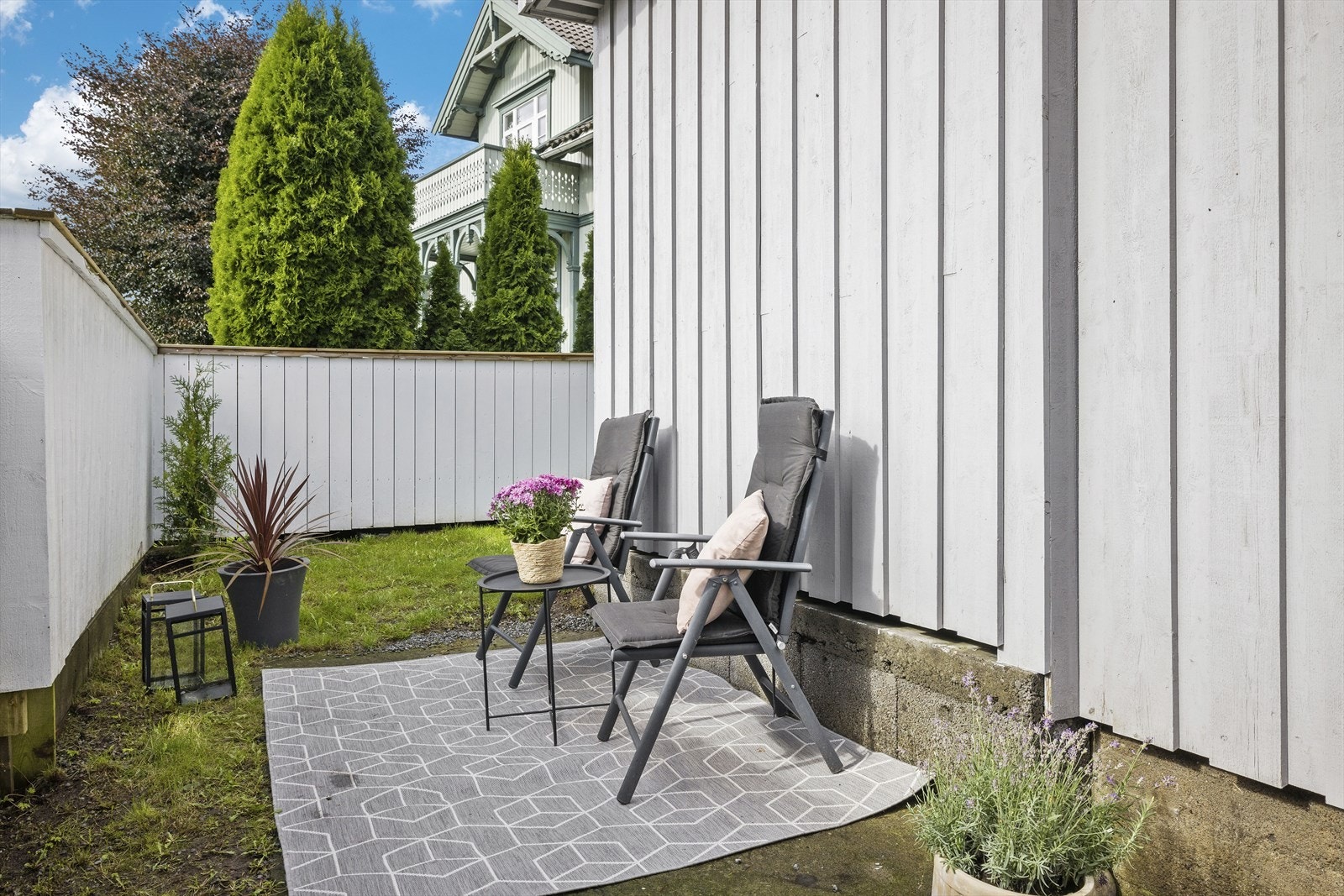 Hageflekk med mulighet til å lage uteplass Galleribilde