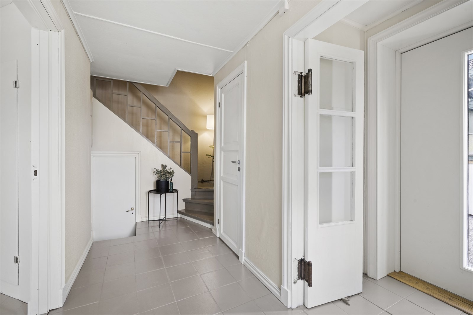 Velkommen inn! Romslig gang med trapp opp til 2. etasje og adkomst til kjeller Galleribilde