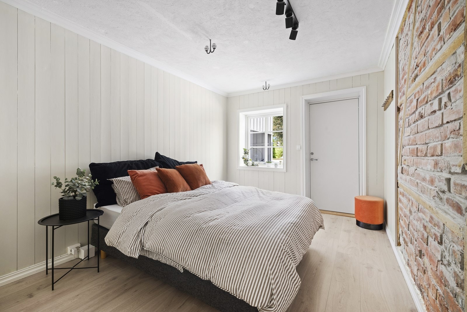 Soverom 2 har utgang ut til gårdsplass. Legg merke til den sjarmerende gamle mursteinsveggen. Galleribilde