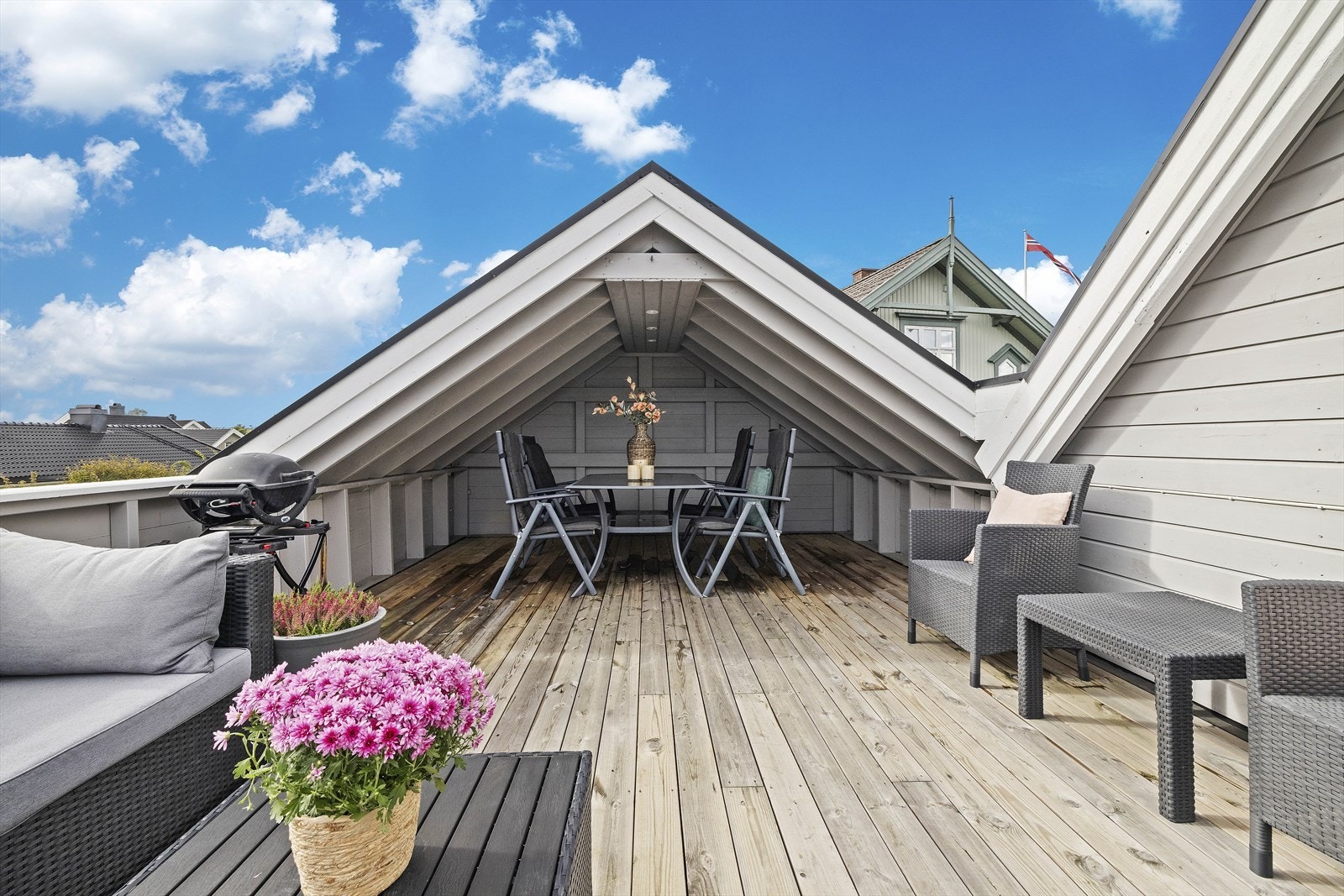 Takterrassen har overbygget del med fin plass til utegruppe. Praktisk også for å kunne lagre hageputer under tak. (takoverbygg er ikke byggesøkt) Galleribilde