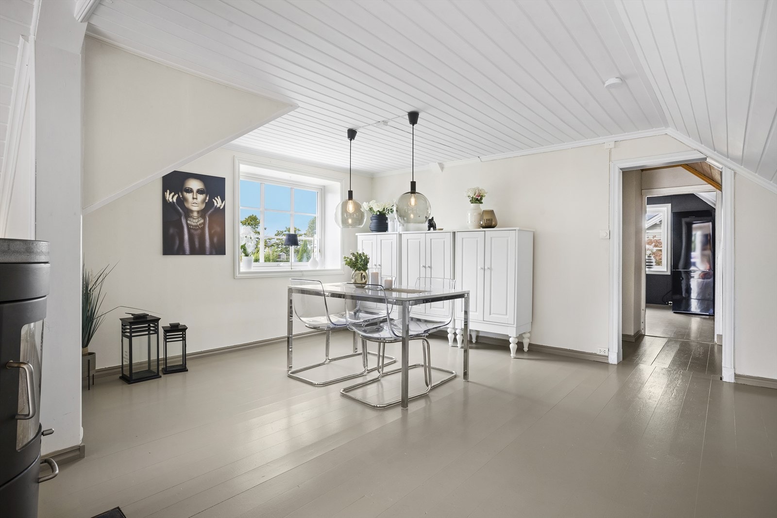 Fra spisestuen er det adkomst til kjøkkenet Galleribilde