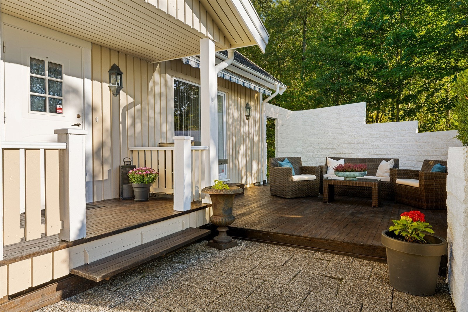 Terrasse like ved inngangspartiet. Galleribilde