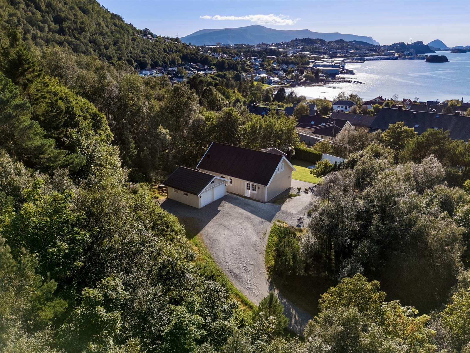 Boligen har flott beliggenhet med kort avstand til dagligvarebutikk, offentlig transport og handelssentrum Amfi Moa. Galleribilde