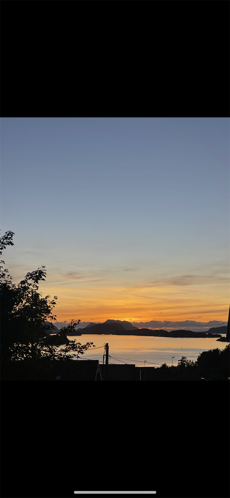 Fra boligens 2. etasje kan du nyte god utsikt og solnedganger (bilde tatt av selger). Galleribilde