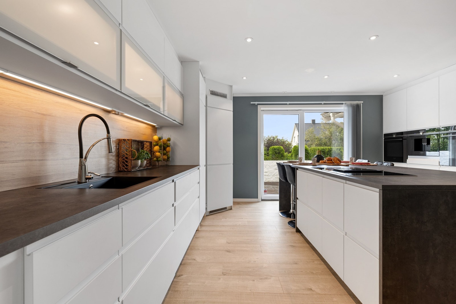 Stilren kjøkkeninnredning fra IKEA ny i 2019. Galleribilde