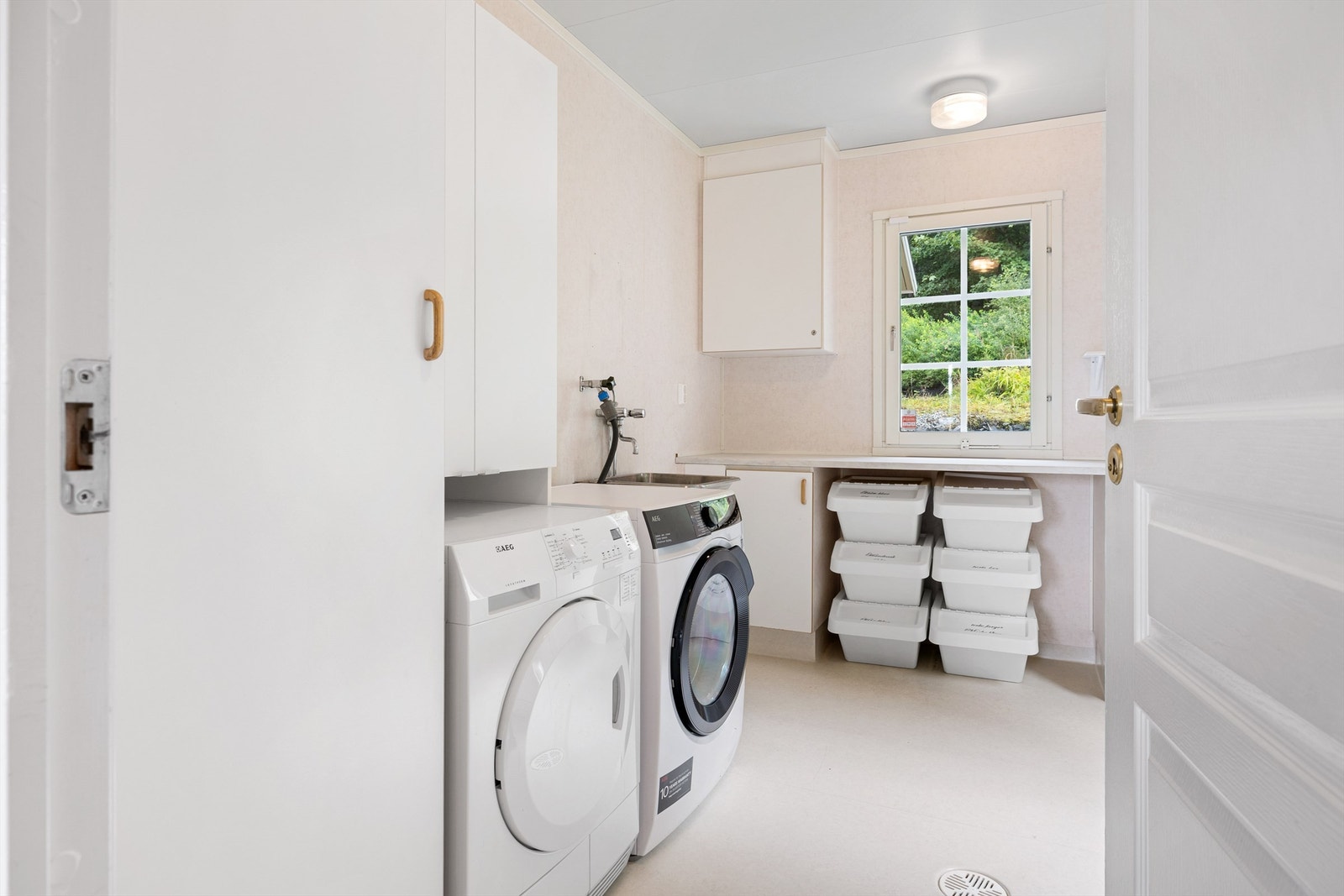 Vaskerom med innredning, opplegg til vaskemaskin og utslagsvask. Galleribilde