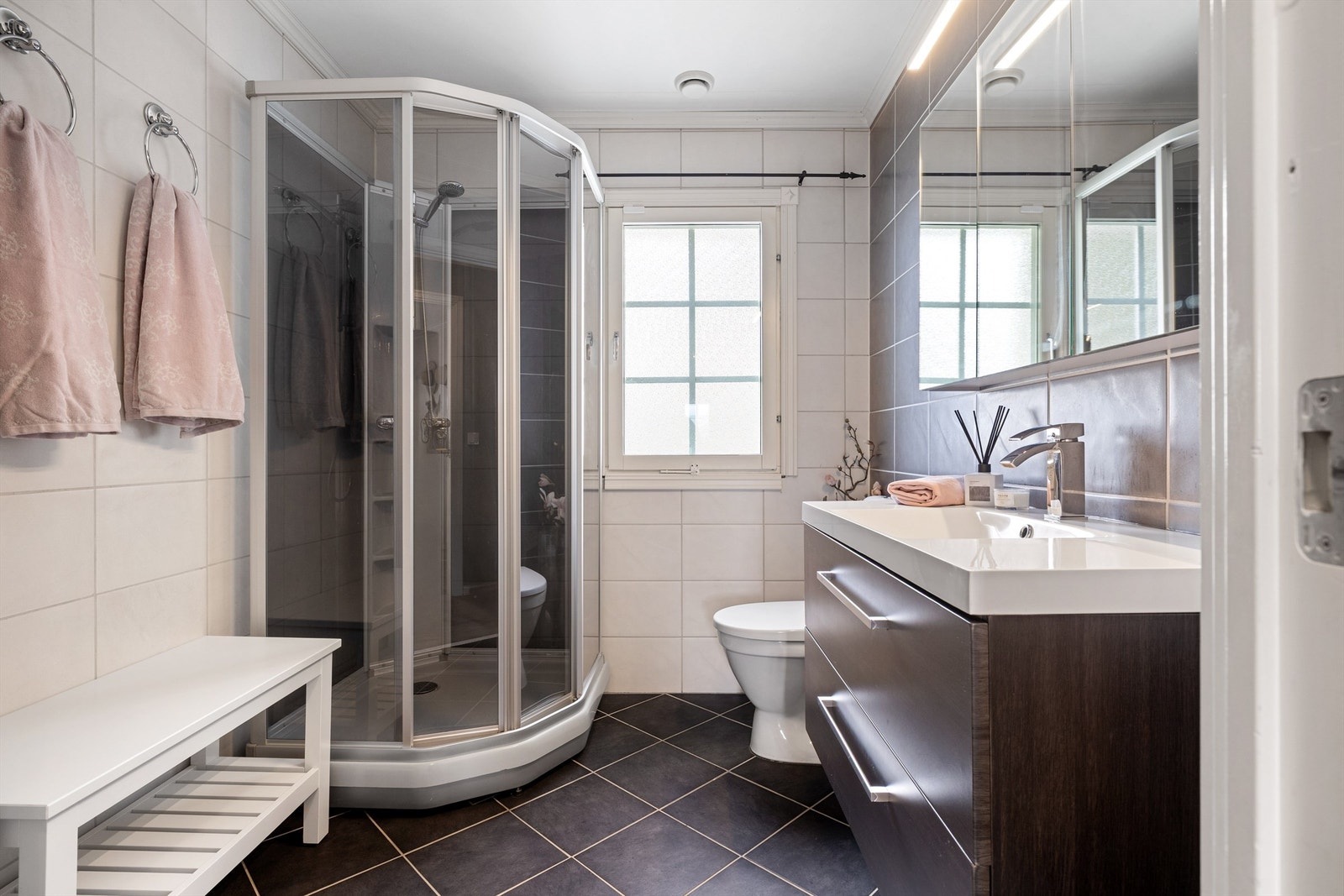 Bad hovedetasje. Galleribilde