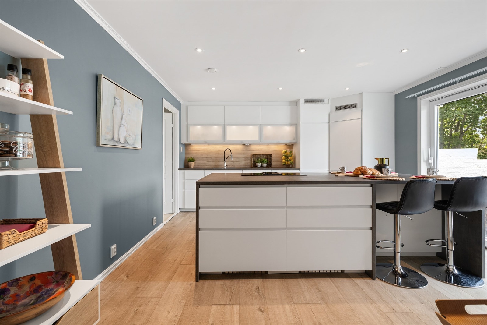 Kjøkkenet er utstyrt med hvitevarer fra Siemens og kjølehjørne med motor fra Norcool. Galleribilde