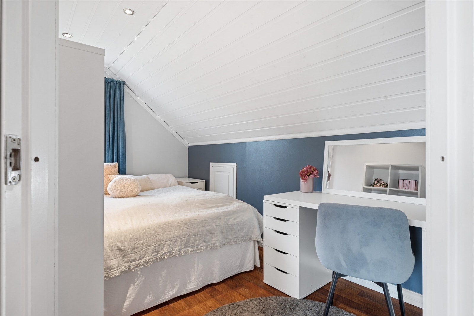 Her er det plass til både dobbeltseng og skrivebord. Galleribilde